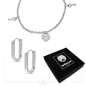 Silbernes Schlüssel-Armband mit Creolen-Set Silbernes Armband mit Schlüsseln und Schlossanhänger, Creolen darunter, auf weißem Hintergrund