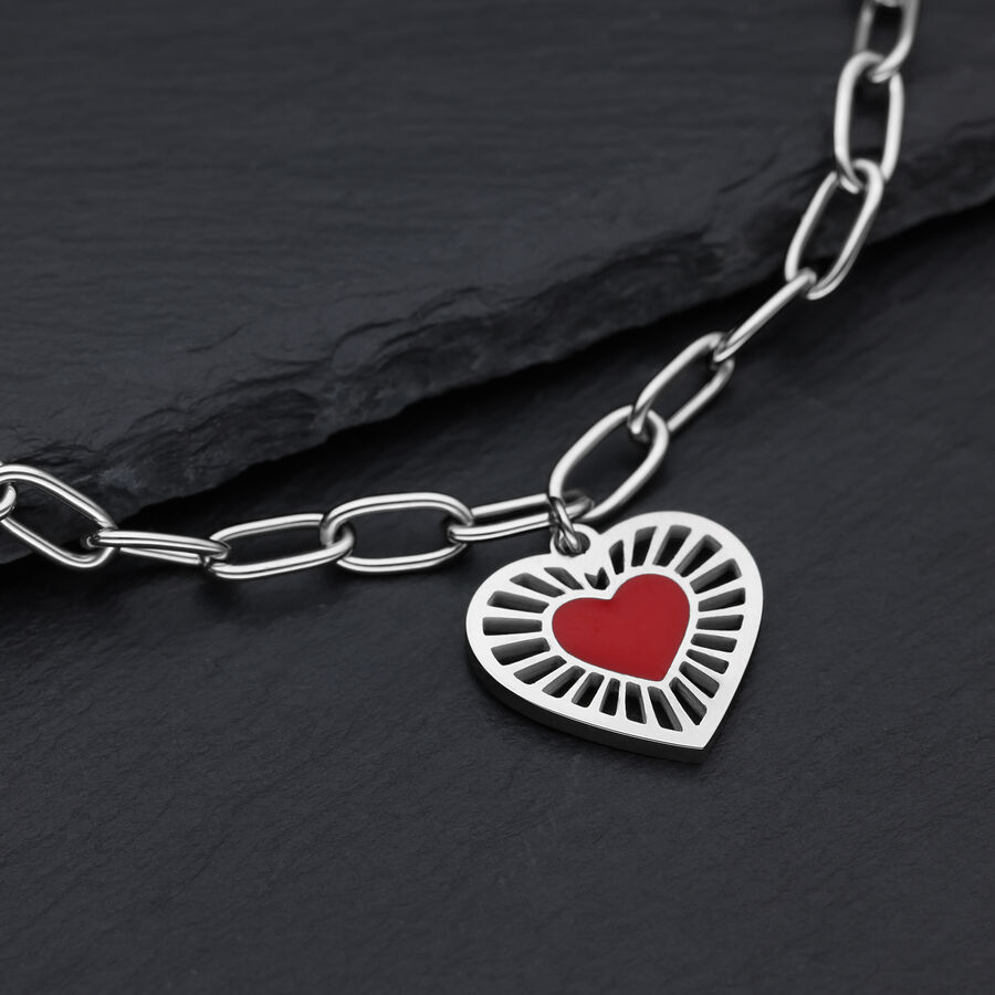 Bracciale color argento in acciaio chirurgico con ciondolo a cuore rosso su sfondo scuro