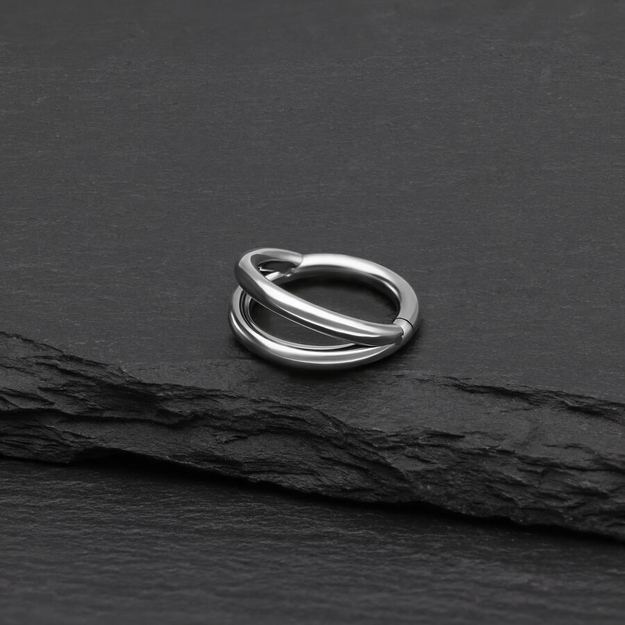 Anillo clicker de doble fila de plata de titanio sobre fondo negro