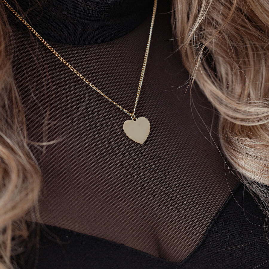 Collana cuore dorato su catena delicata su top nero