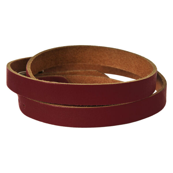 Pulsera de cuero roja en estilo envolvente sobre fondo blanco