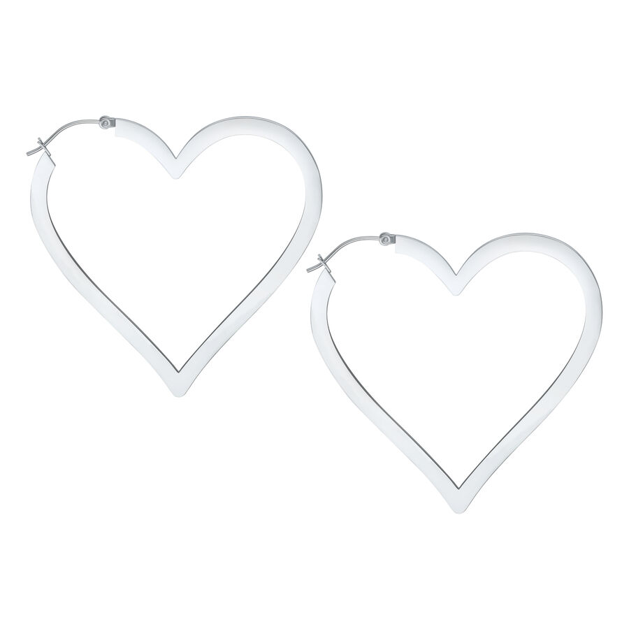 Aros de corazón plateados de acero inoxidable sobre fondo blanco, pulido brillante