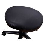 Silla redonda de cuero sintético negro con base de aluminio sobre fondo blanco