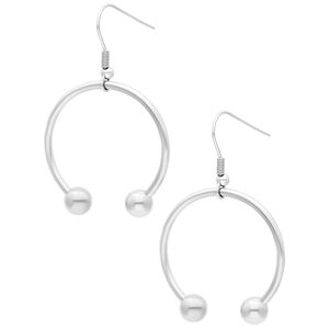 Silberne Circular Barbell Ohrringe aus Stahl Silberne Circular Barbell Ohrringe aus Chirurgenstahl auf weißem Hintergrund