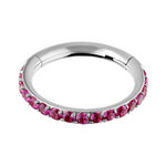 Anillo plateado con cristales rojos sobre fondo blanco