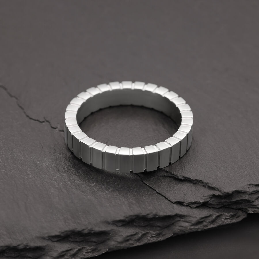 Anello argento in acciaio chirurgico su sfondo di pietra grigia