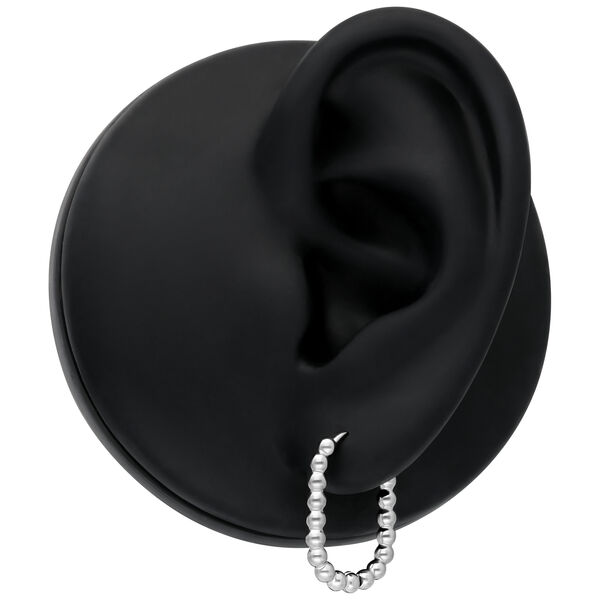 Aros Oval Bubble de plata en oreja negra sobre fondo neutro