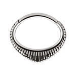 Anello piercing Indiana Clicker argento con design a zigzag su sfondo bianco