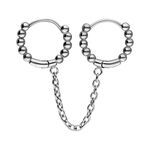 Doppi cerchi Huggie argento con sfere e catena su sfondo bianco