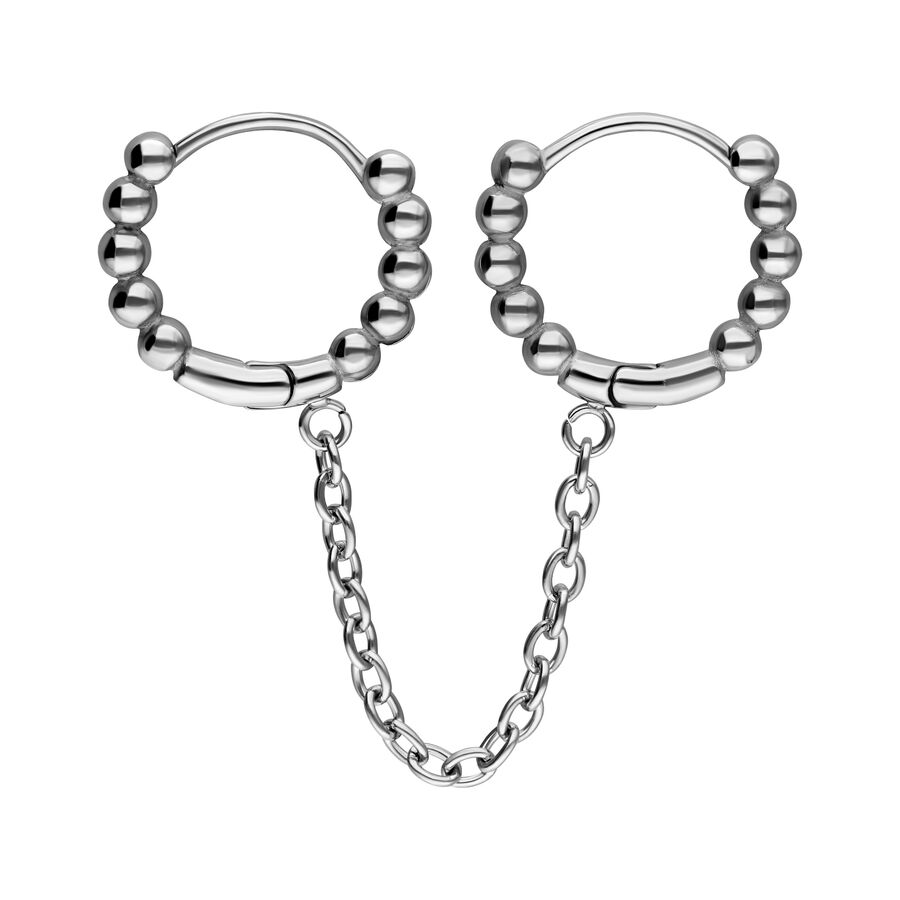 Doppi cerchi Huggie argento con sfere e catena su sfondo bianco