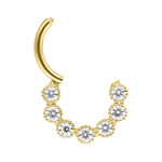 Anello septum in oro con sei cristalli di moissanite su sfondo bianco