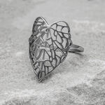 Anello in argento a forma di foglia su sfondo grigio, misura 17,0 mm