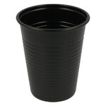 Bicchiere di plastica nero, scanalature verticali, sfondo studio
