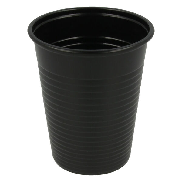 Bicchiere di plastica nero, scanalature verticali, sfondo studio