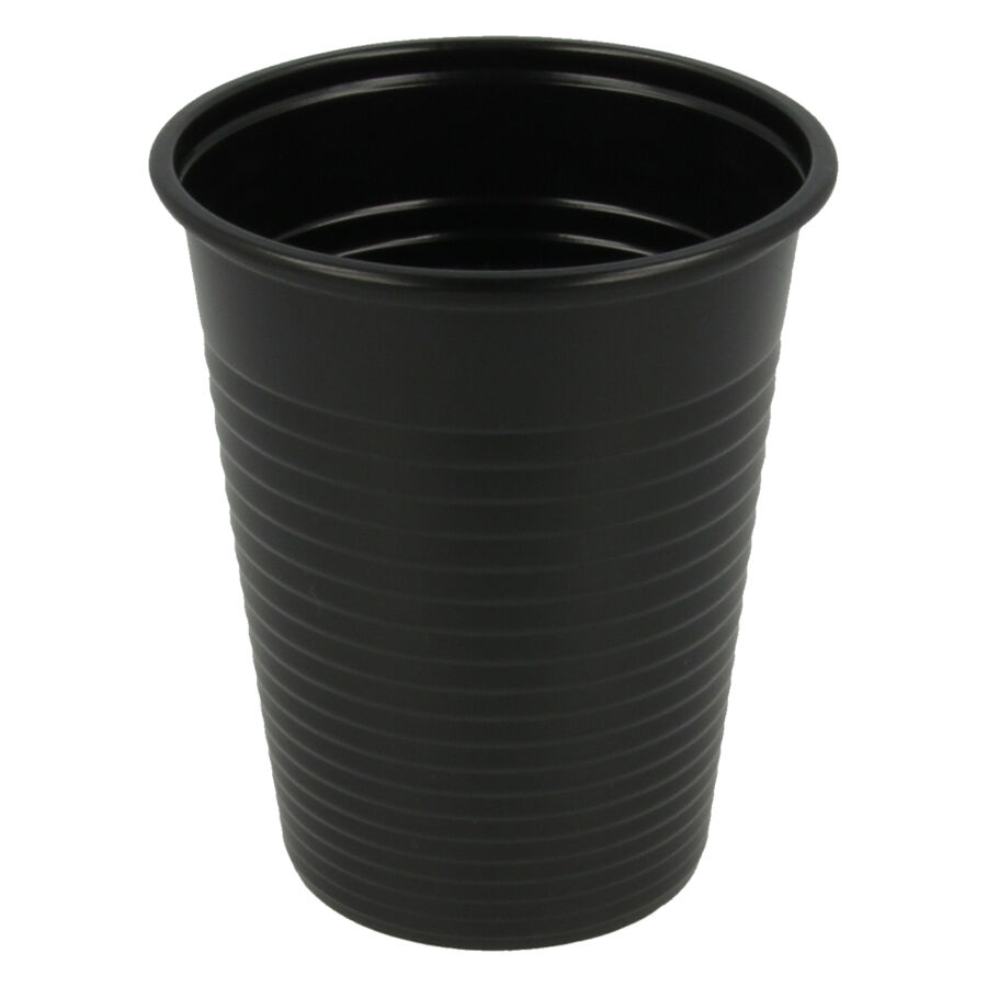 Bicchiere di plastica nero, scanalature verticali, sfondo studio