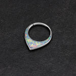 Silberner Septum Clicker mit synthetischem Opal auf schwarzem Hintergrund