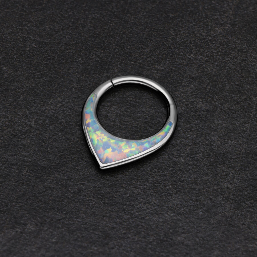 Silberner Septum Clicker mit synthetischem Opal auf schwarzem Hintergrund