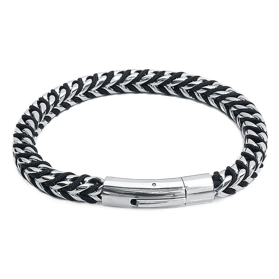 Bracciale nero e argento in nylon con chiusura in acciaio su sfondo bianco