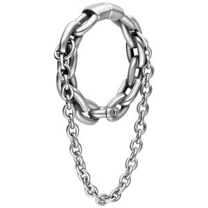 Silberne Ohrgewichte mit doppelter Kette aus Chirurgenstahl auf weißem Hintergrund