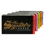 Scatola nera con scritta dorata 'The Signature' e lati colorati