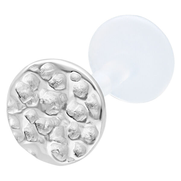 Labret argento con design martellato su sfondo bianco