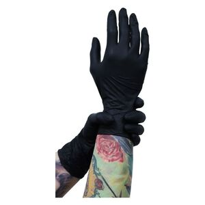 Schwarze Nitrilhandschuhe auf tätowierten Armen, Hintergrund weiß