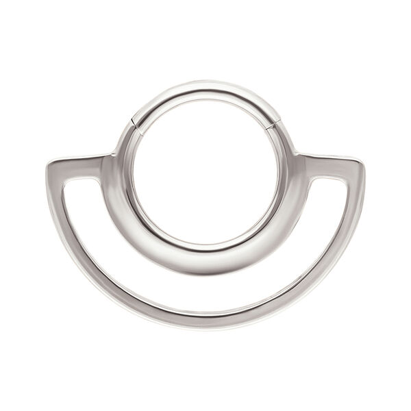 Anillo de metal plateado con dos elementos circulares sobre fondo blanco