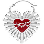 Orecchino d'argento a forma di cuore con cuore rosso e corona di spine su sfondo bianco