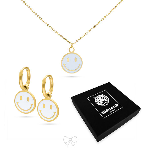 Collar dorado con colgante de Smiley y pendientes a juego junto a caja negra de Wildcat