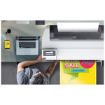 Stampante di grande formato Epson SureColor SC-T3100x su scrivania con laptop e stampa a colori