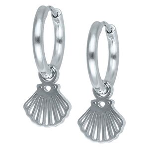Silberne Little Shell Hoops aus Edelstahl Silberne Creolen mit Muschel-Anhänger auf weißem Hintergrund