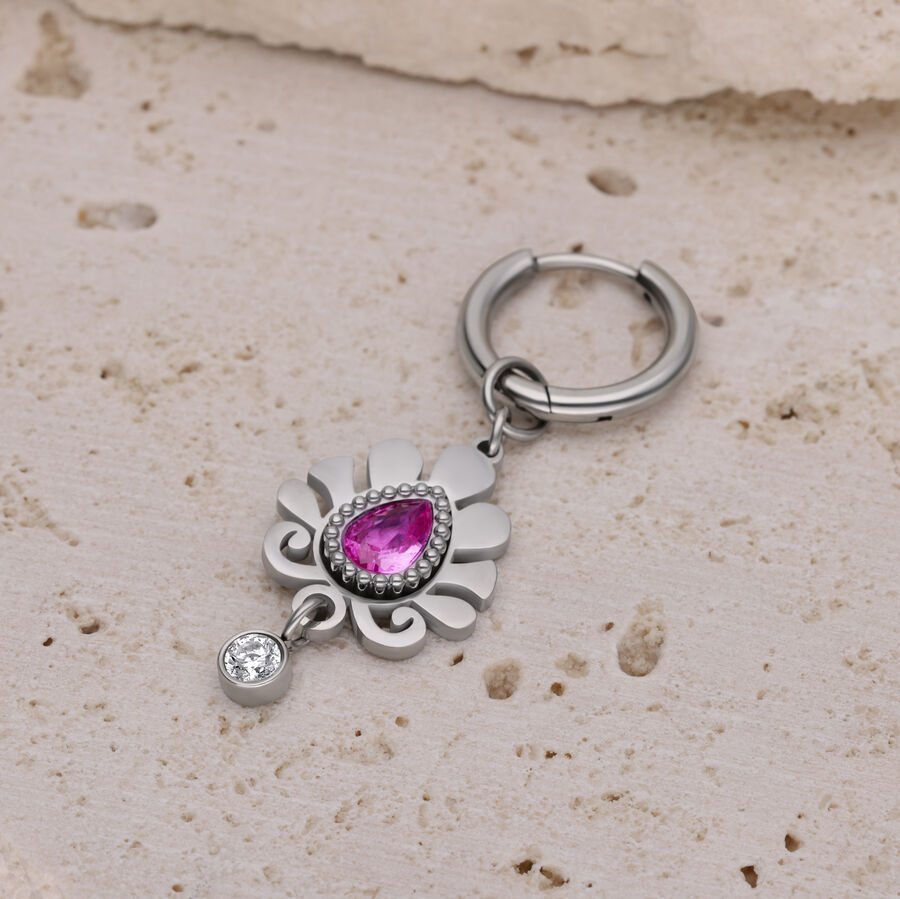 Creola d'argento con ciondolo rosa a forma di goccia su pietra beige