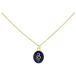 Collana dorata con ciondolo ovale blu e motivo a serpente su sfondo bianco