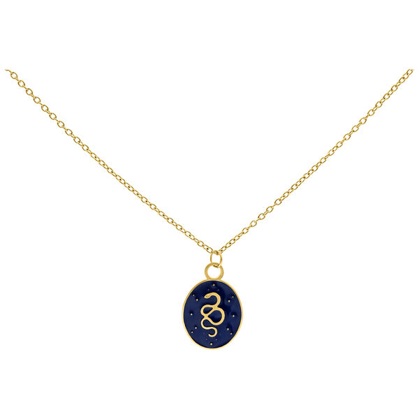 Collana dorata con ciondolo ovale blu e motivo a serpente su sfondo bianco