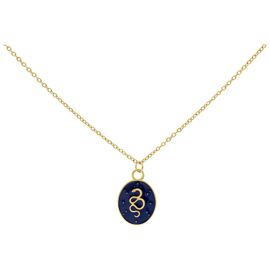 Collana dorata con ciondolo ovale blu e motivo a serpente su sfondo bianco