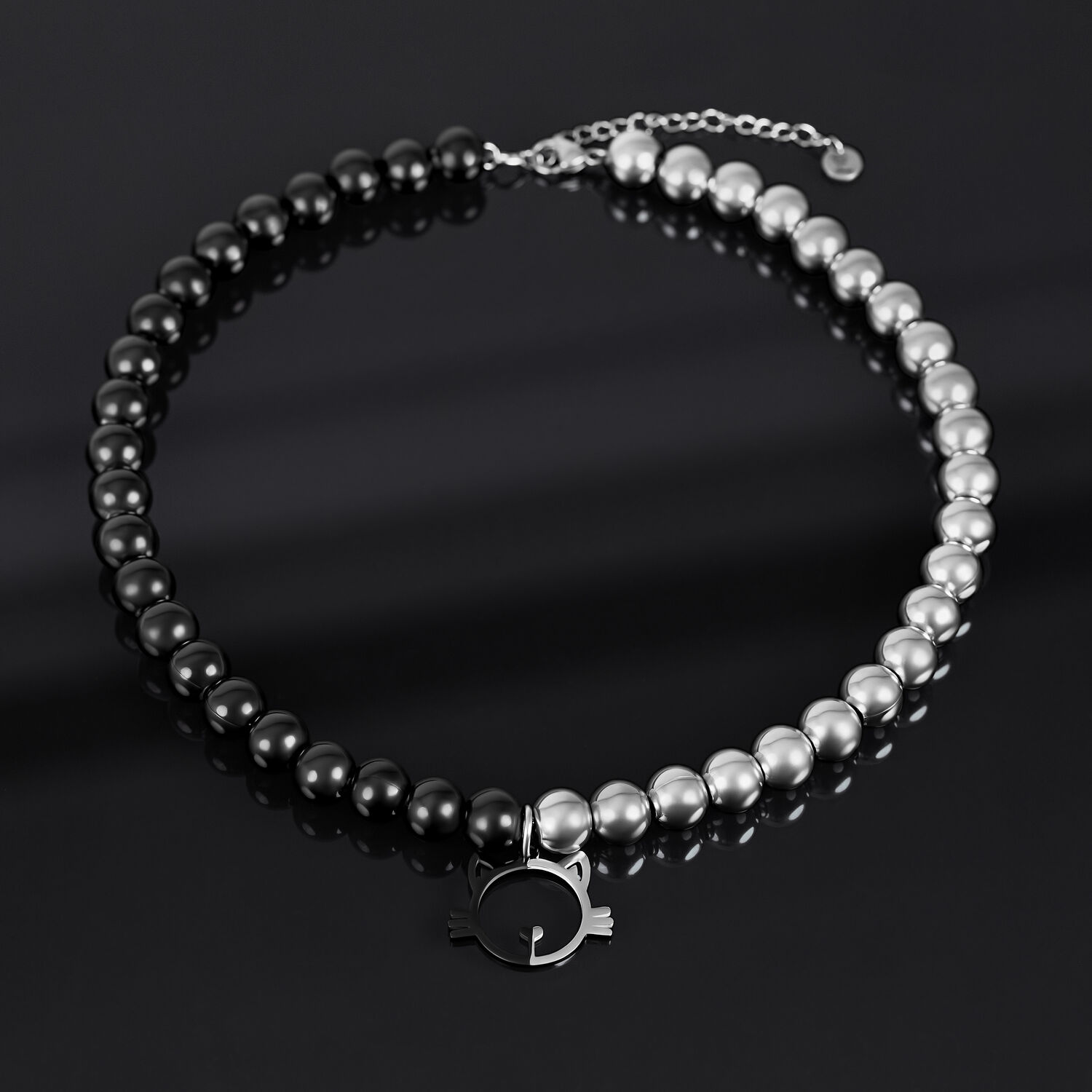 Silber-Schwarze Katzen-Bubble-Halskette Halskette mit silbernen und schwarzen Perlen und Katzenanhänger auf dunklem Hintergrund