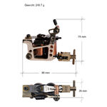 Macchina per tatuaggi Bronze Gun II in ottone con bobina in rame su sfondo bianco