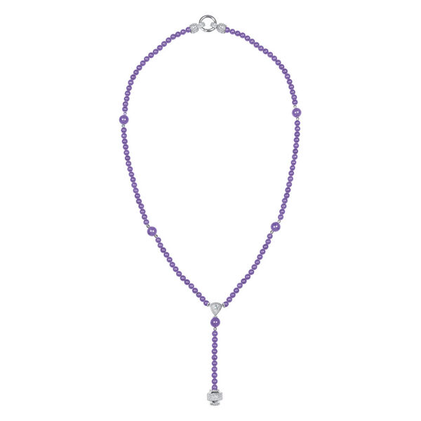 Collar gris lila de acero quirúrgico con colgante sobre fondo blanco