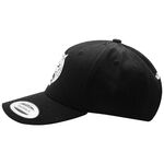 Snapback Cap nera con logo Wildcat, di lato su sfondo bianco