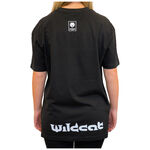 Rückansicht eines schwarzen Wildcat T-Shirts mit Logo auf weißem Hintergrund