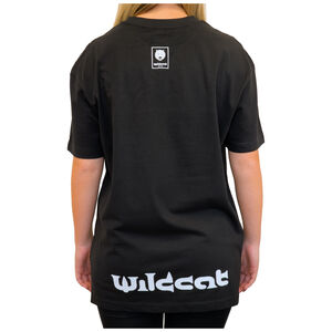 Rückansicht eines schwarzen Wildcat T-Shirts mit Logo auf weißem Hintergrund