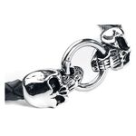Schwarzes Lederarmband mit silbernen Schädeln und Ringverschluss vor weißem Hintergrund