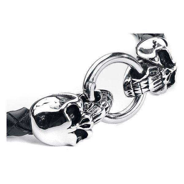 Pulsera de cuero negro con calaveras plateadas y cierre de anillo sobre fondo blanco