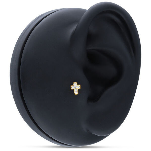 Accesorio cruz dorado con cristales sobre display de oreja negro