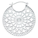 Pendientes plateados con diseño de catedral y patrón delicado sobre fondo blanco