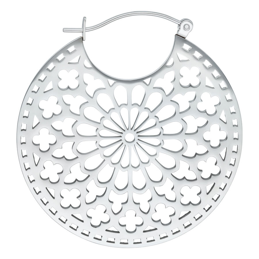 Pendientes plateados con diseño de catedral y patrón delicado sobre fondo blanco