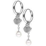 Pendientes de plata con colgante de concha y perla sobre fondo blanco