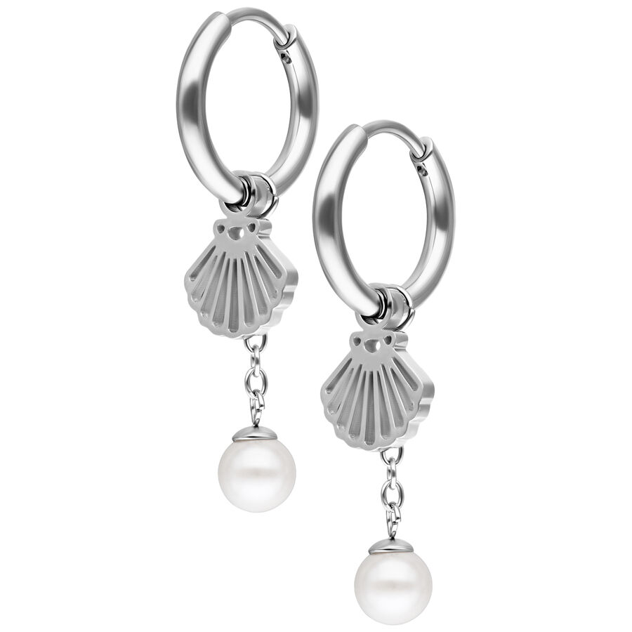 Orecchini in argento con pendente a conchiglia e perla su sfondo bianco