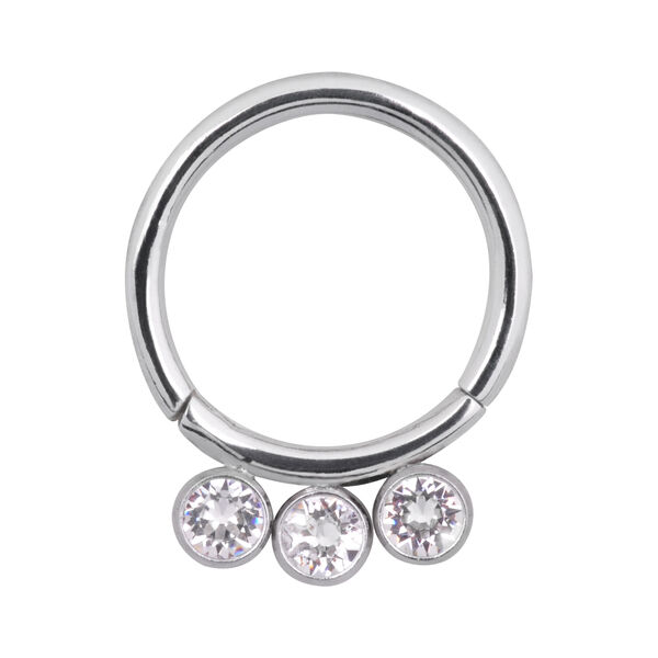 Silberner Piercing-Ring mit drei klaren Kristallen vor weißem Hintergrund