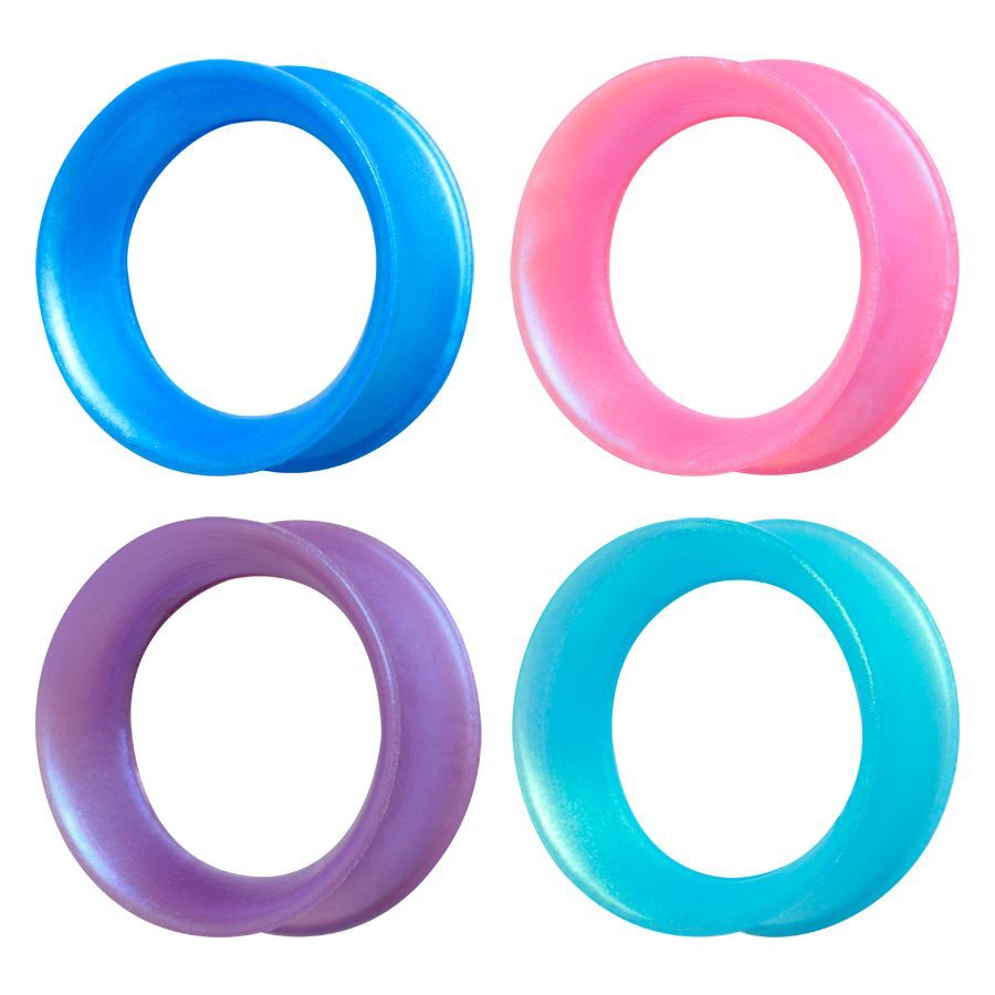Neljä Kaos Softwear -silikonitunnelia sinisenä, pinkkinä, lilana ja turkoosina valkoisella taustalla